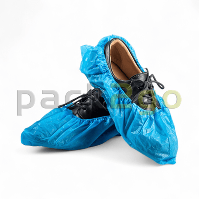 schwarze Schuhe mit blauen Überschuhen