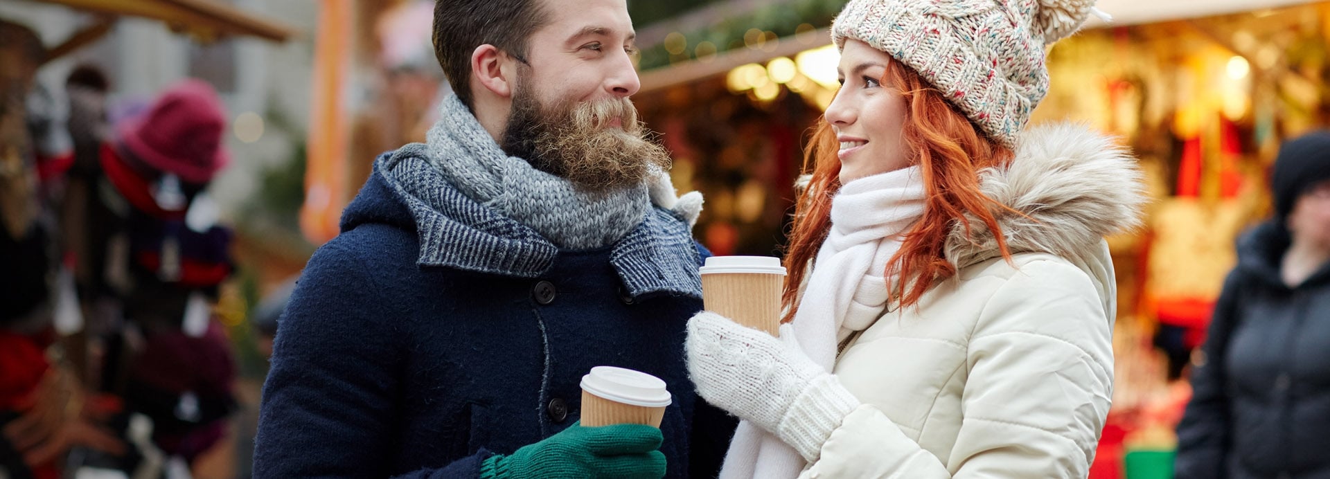 Pärchen trinkt Glühwein auf Weihnachtsmarkt